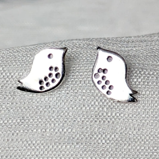 Detailansicht Vogel Küken Ohrstecker 925 Silber poliert.