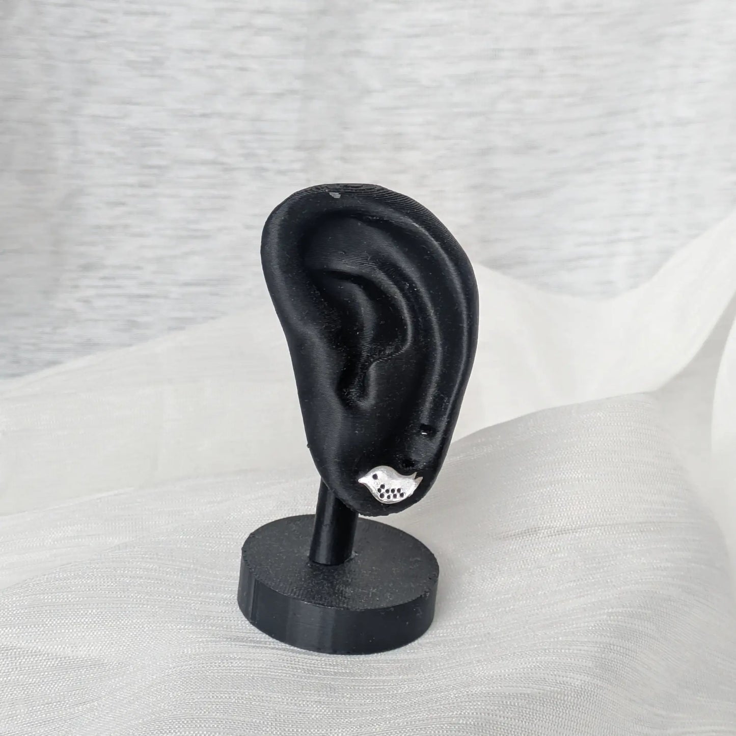 Vogel Küken Ohrringe aus Silber am Display zur Größenansicht.