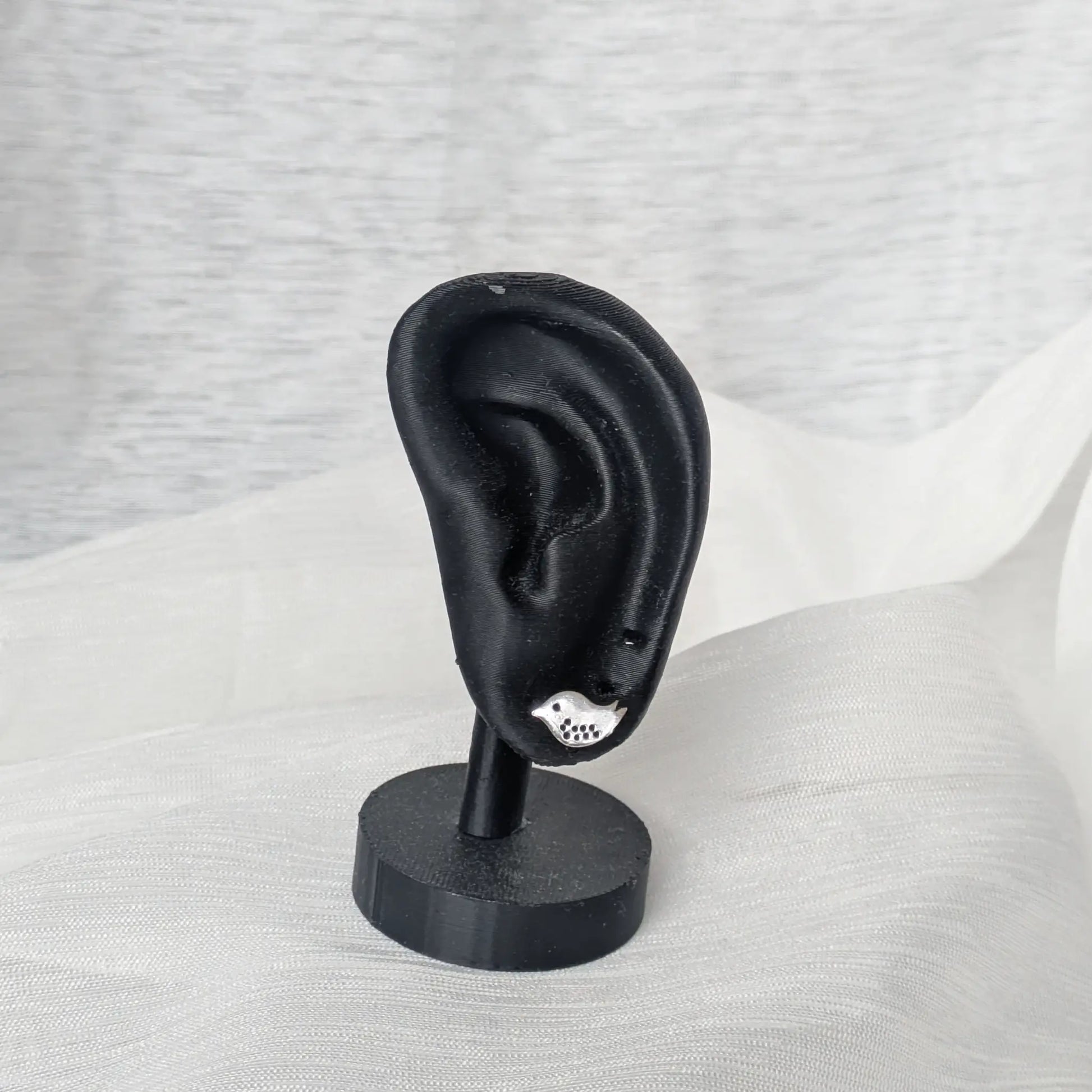 Vogel Küken Ohrringe aus Silber am Display zur Größenansicht.