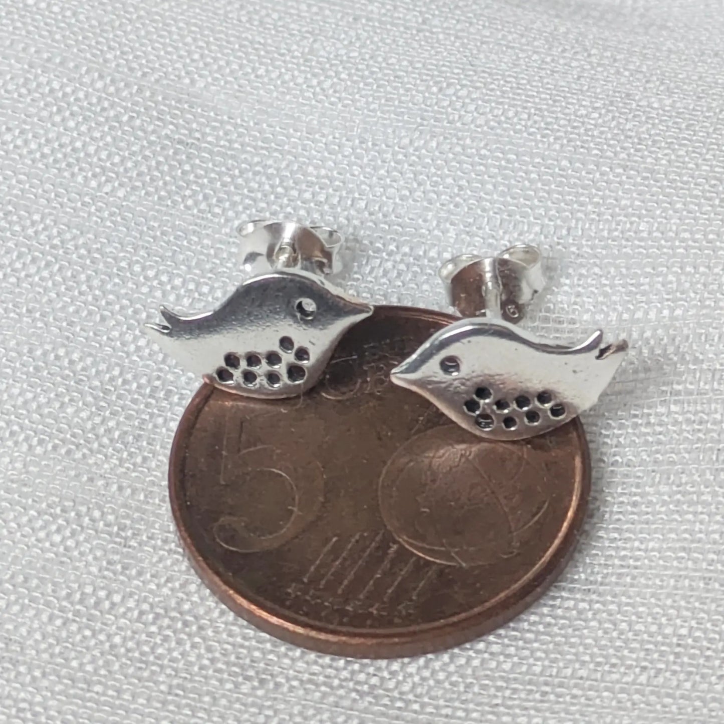 Größenvergleich Küken Ohrstecker Silber auf einer 5-Cent-Münze.
