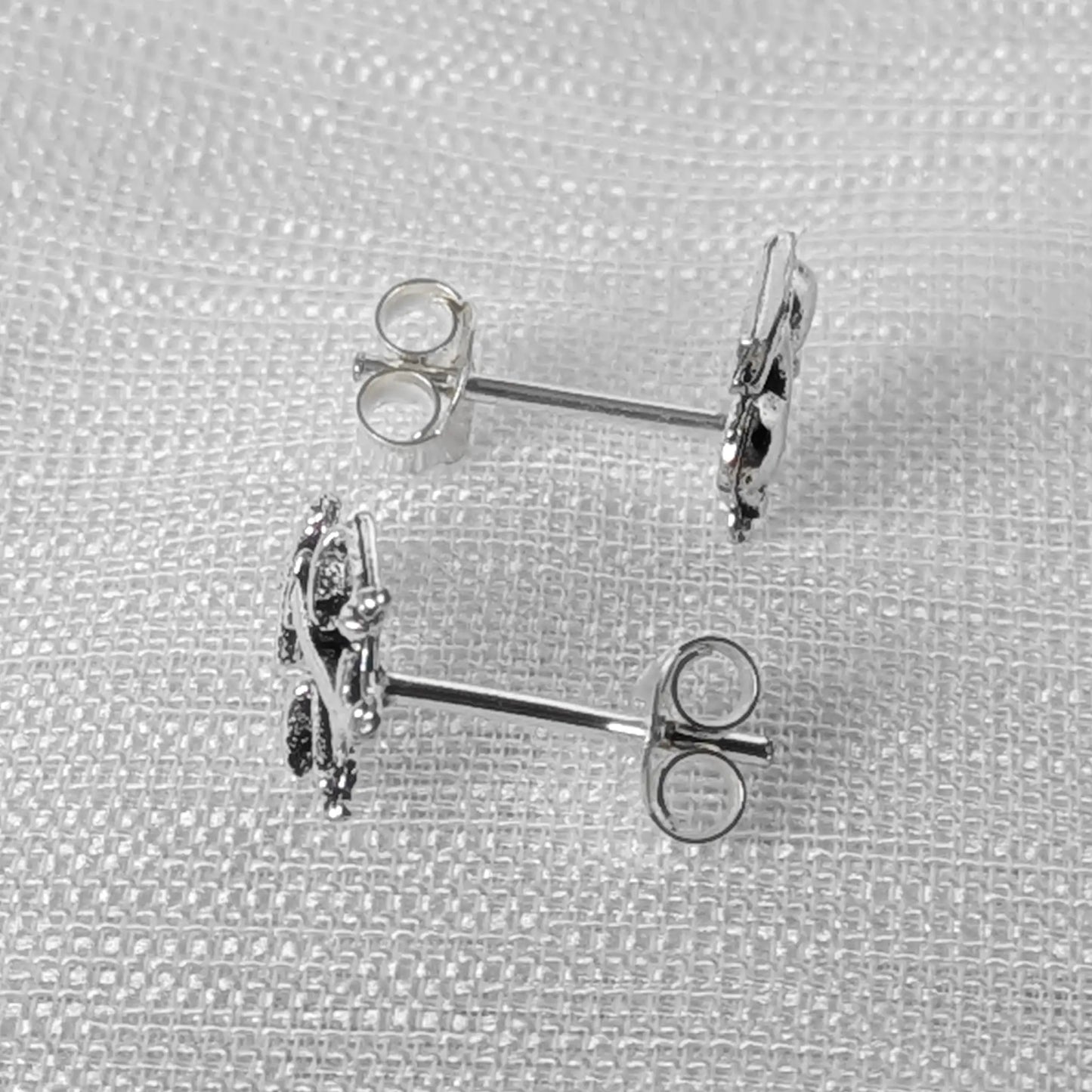 Seitenansicht der 925er Silberohrstecker zeigt die flache, filigrane und zugleich plastische Form des Waage-Motivs.