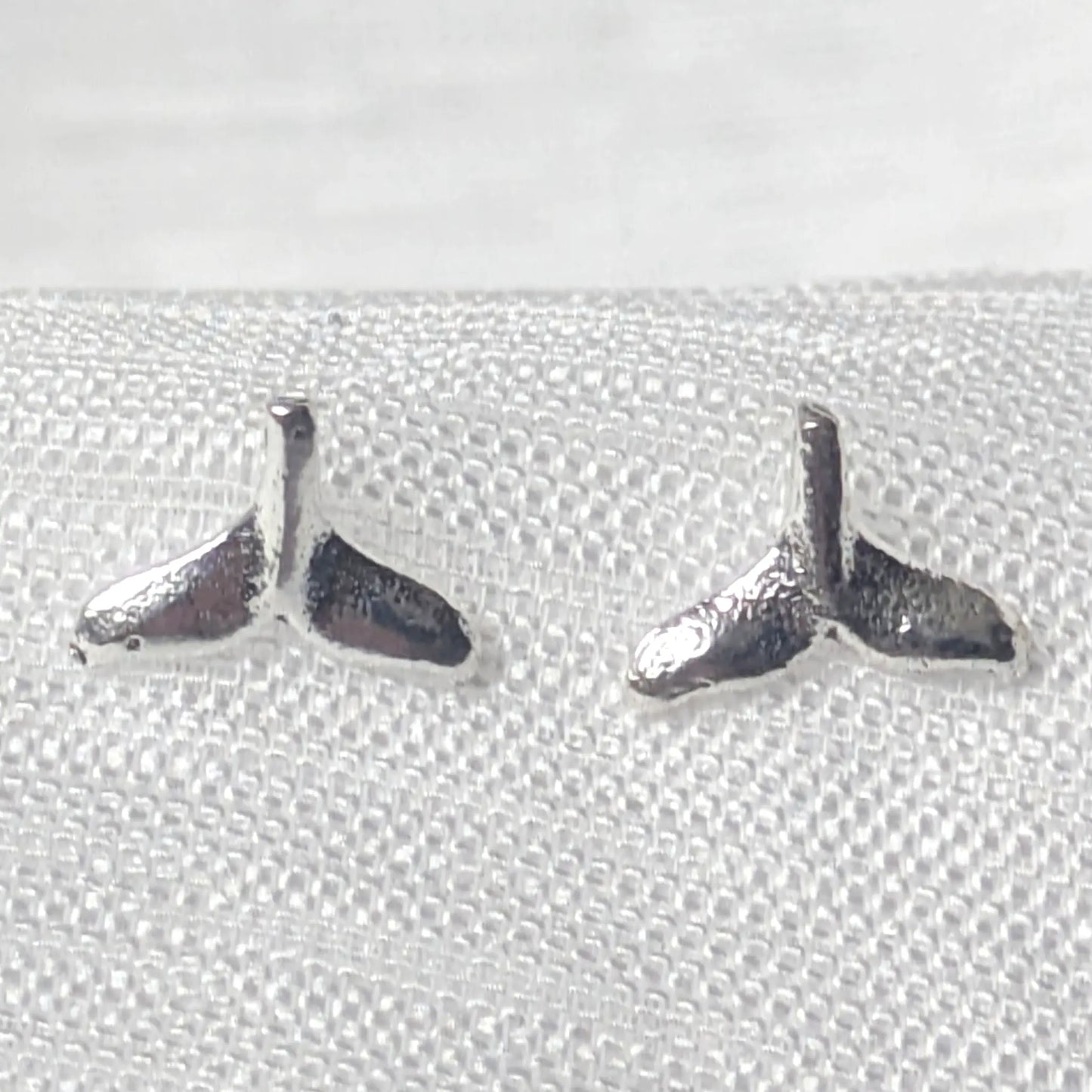 Nahaufnahme filigrane Walflosse Ohrstecker aus 925 Sterling Silber