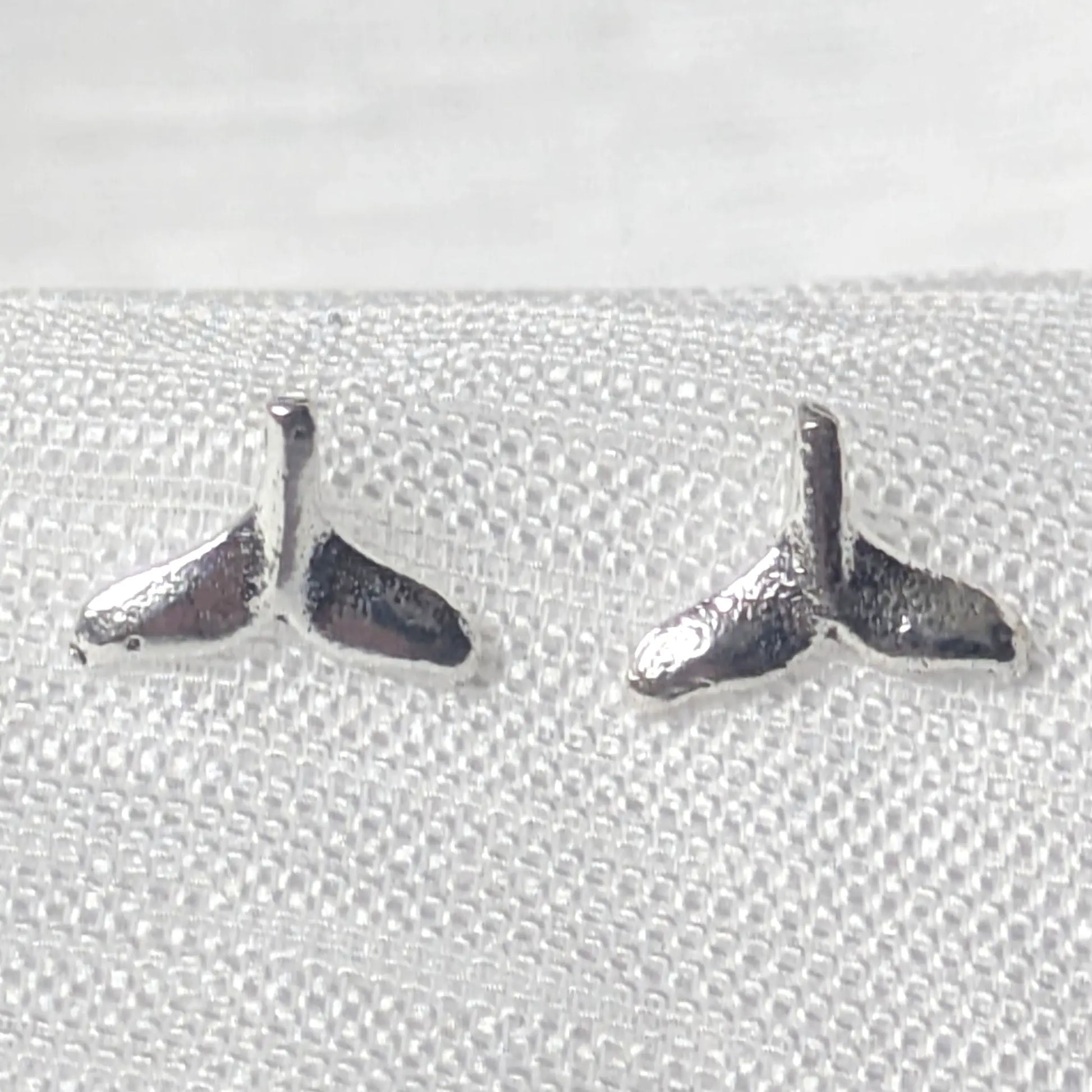 Nahaufnahme filigrane Walflosse Ohrstecker aus 925 Sterling Silber