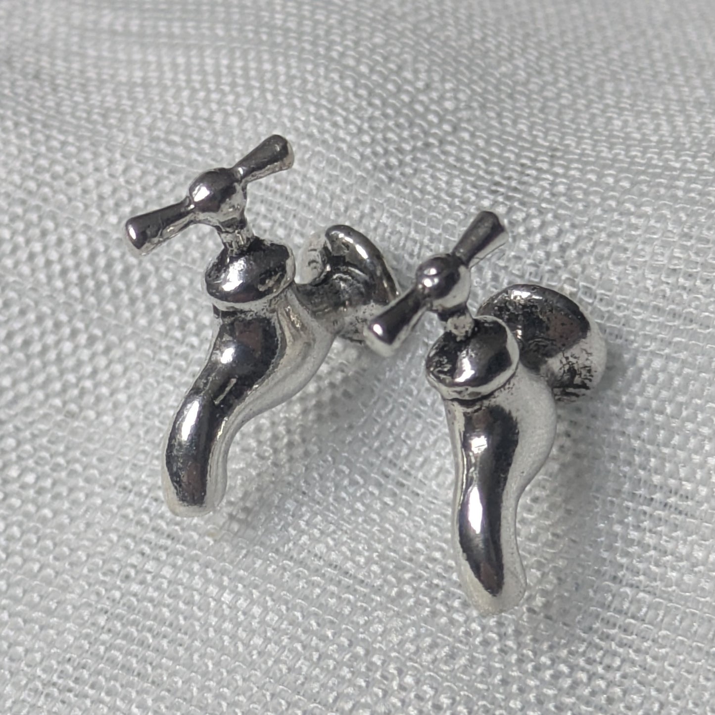Wasserhahn Ohrstecker aus 925 Sterling Silber in Frontalansicht auf weißem Hintergrund.