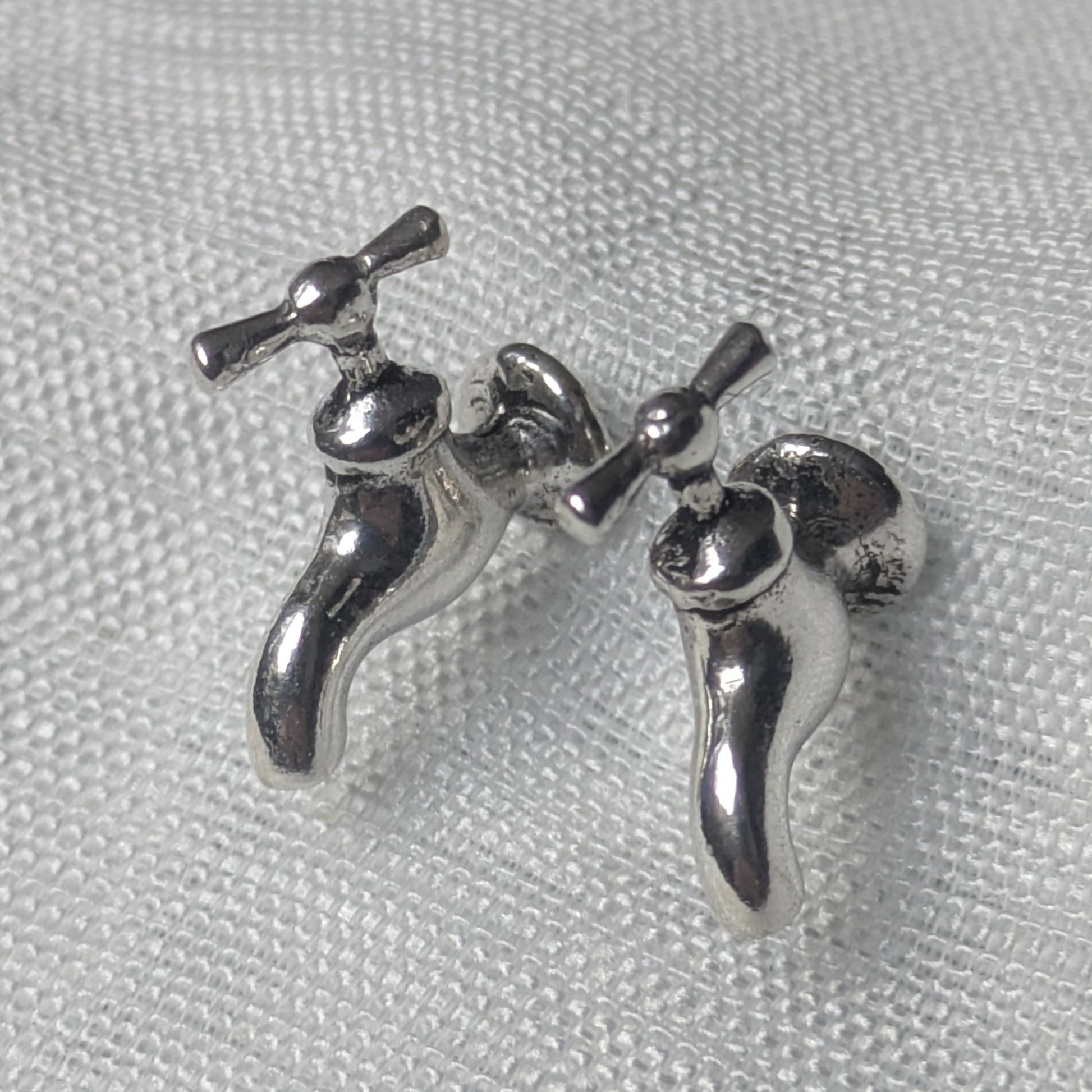 Wasserhahn Ohrstecker aus 925 Sterling Silber in Frontalansicht auf weißem Hintergrund.