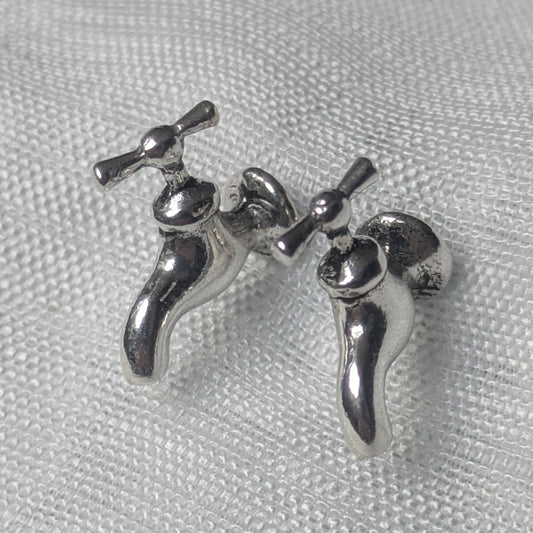 Wasserhahn Ohrstecker aus 925 Sterling Silber in Frontalansicht auf weißem Hintergrund.
