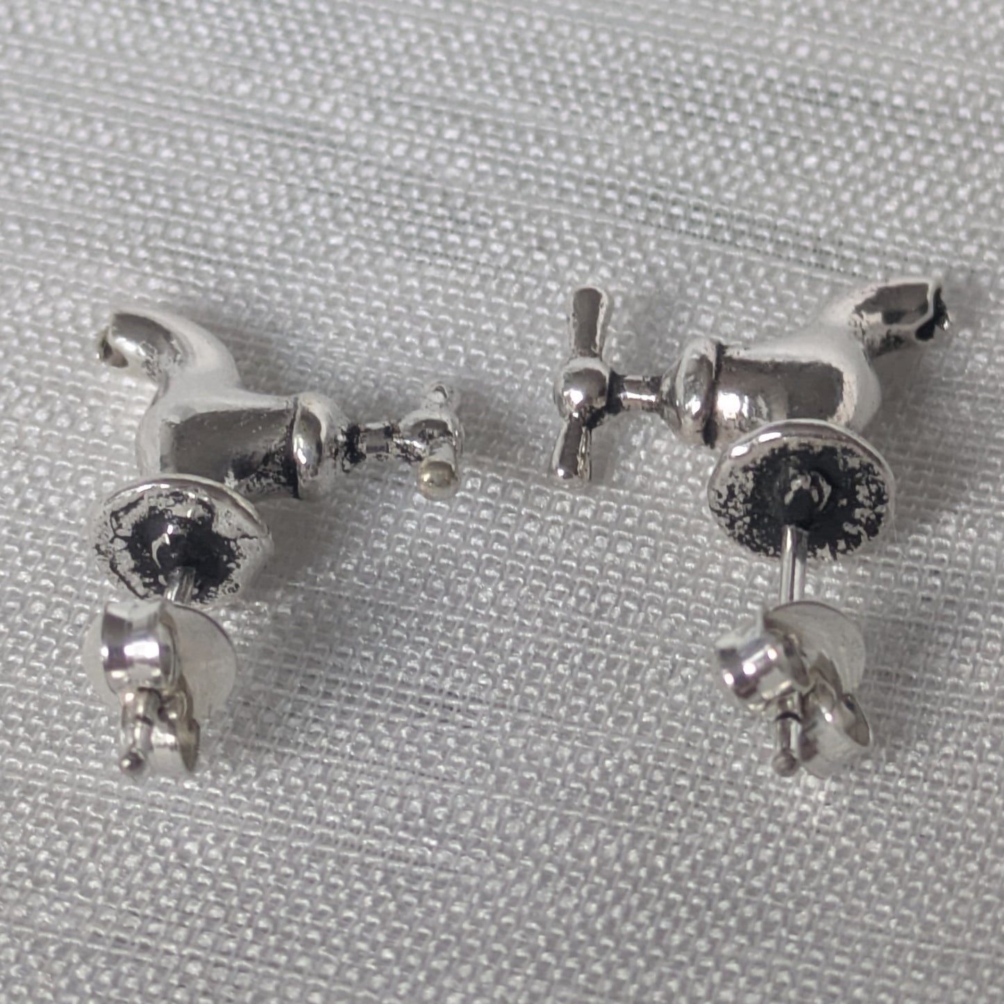 Rückseite der 925 Silber Wasserhahn Ohrstecker mit dem Butterfly-Verschluss.

