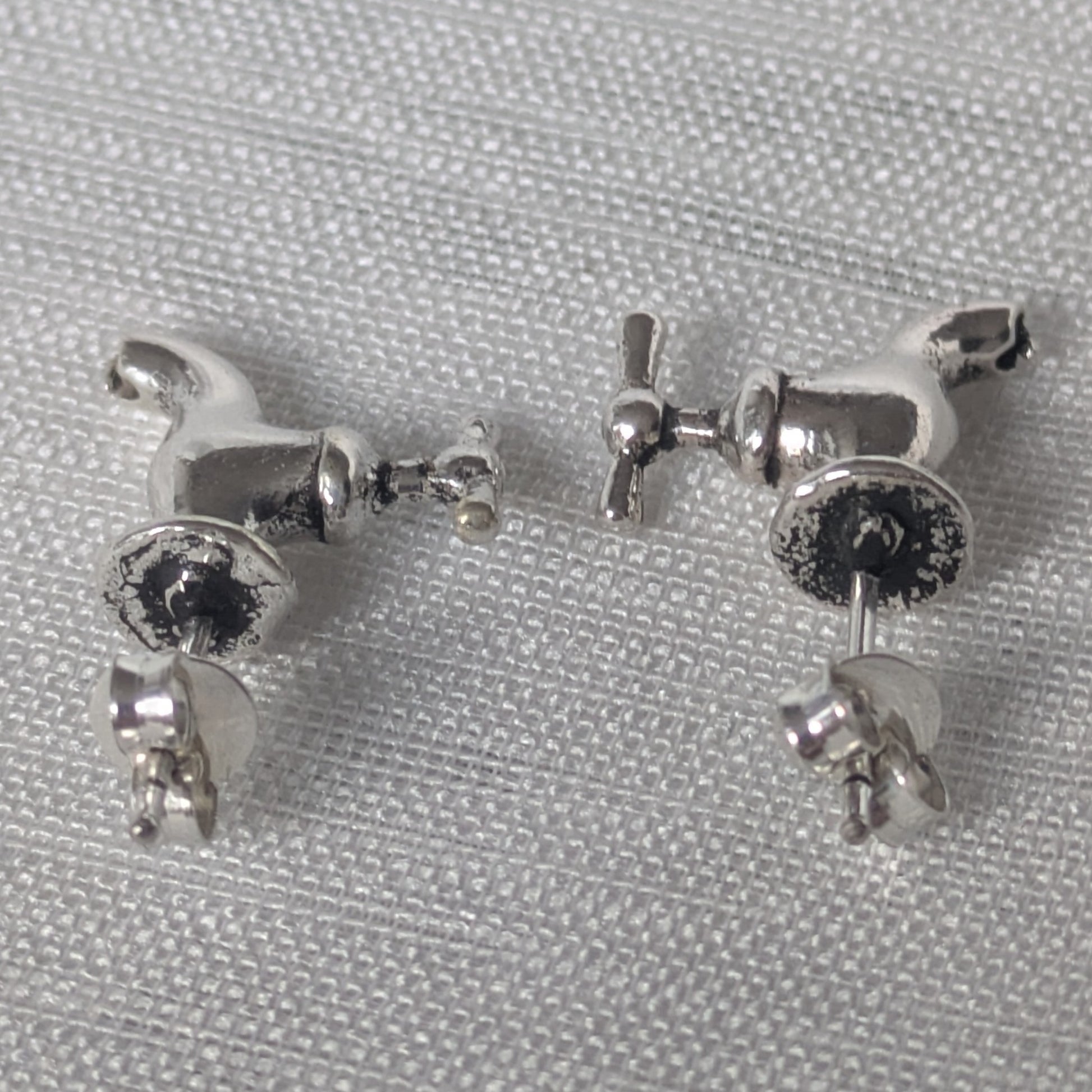 Rückseite der 925 Silber Wasserhahn Ohrstecker mit dem Butterfly-Verschluss.
