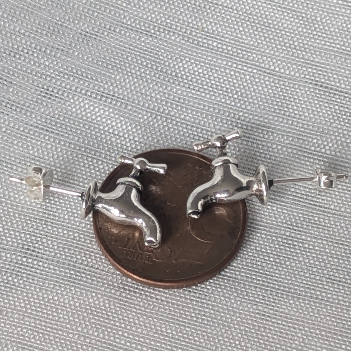 Größenvergleich: Kleine Wasserhahn Ohrstecker aus 925 Silber neben einer 5-Cent-Münze.
