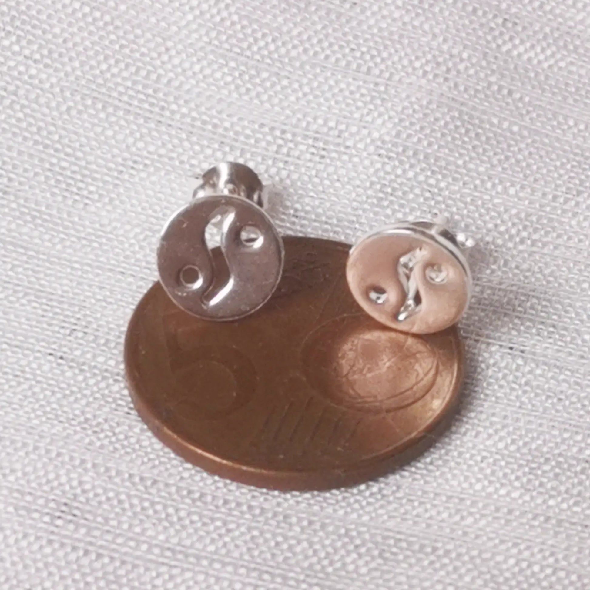 Größenvergleich der kleinen Silber-Ohrstecker direkt neben einer 5-Cent-Münze.