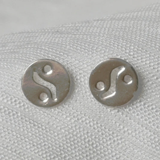 Frontalansicht der runden Yin Yang Ohrringe aus 925 Silber auf weißem Hintergrund.