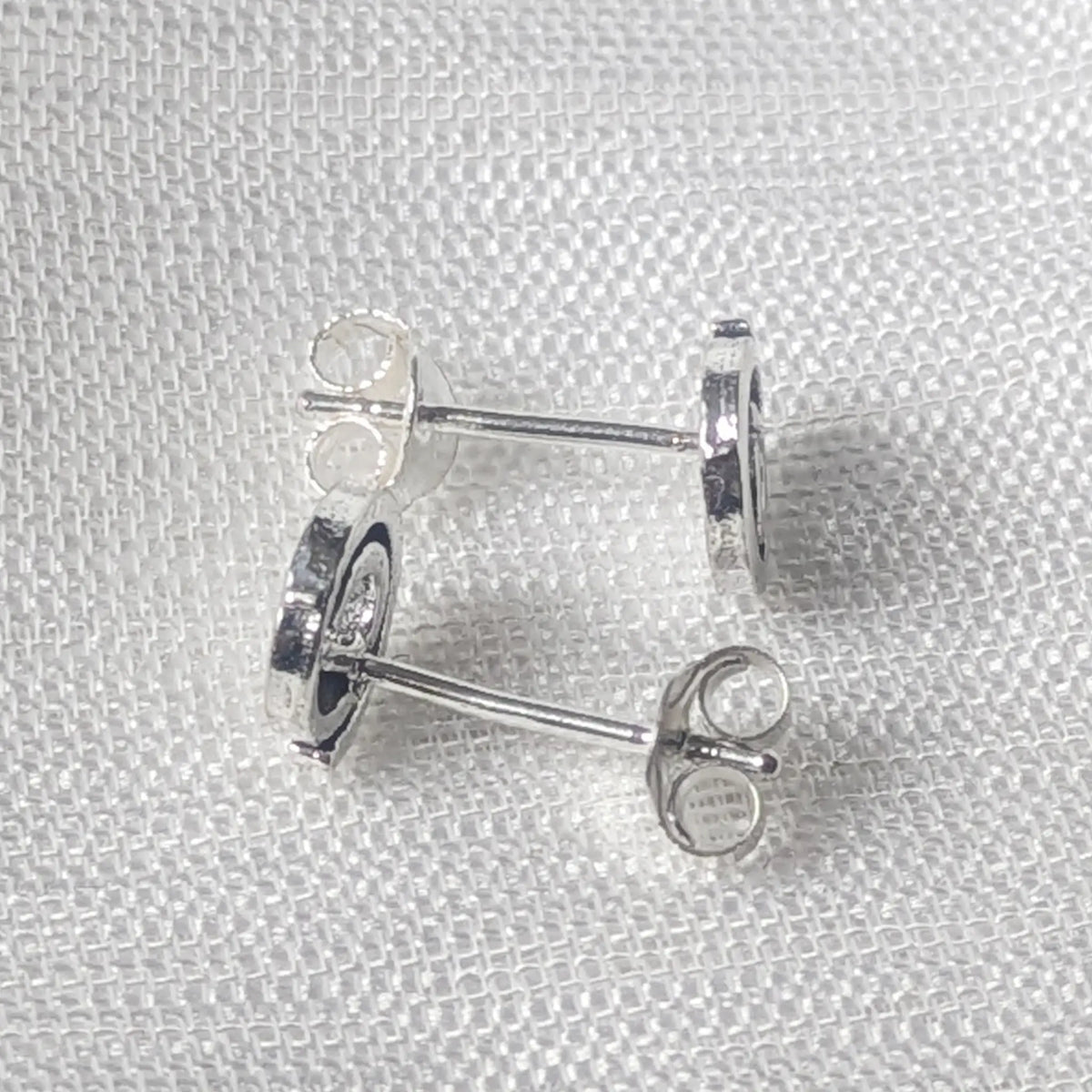 Seitenprofil der @-Symbol Ohrstecker aus Sterlingsilber mit Steckerstift.