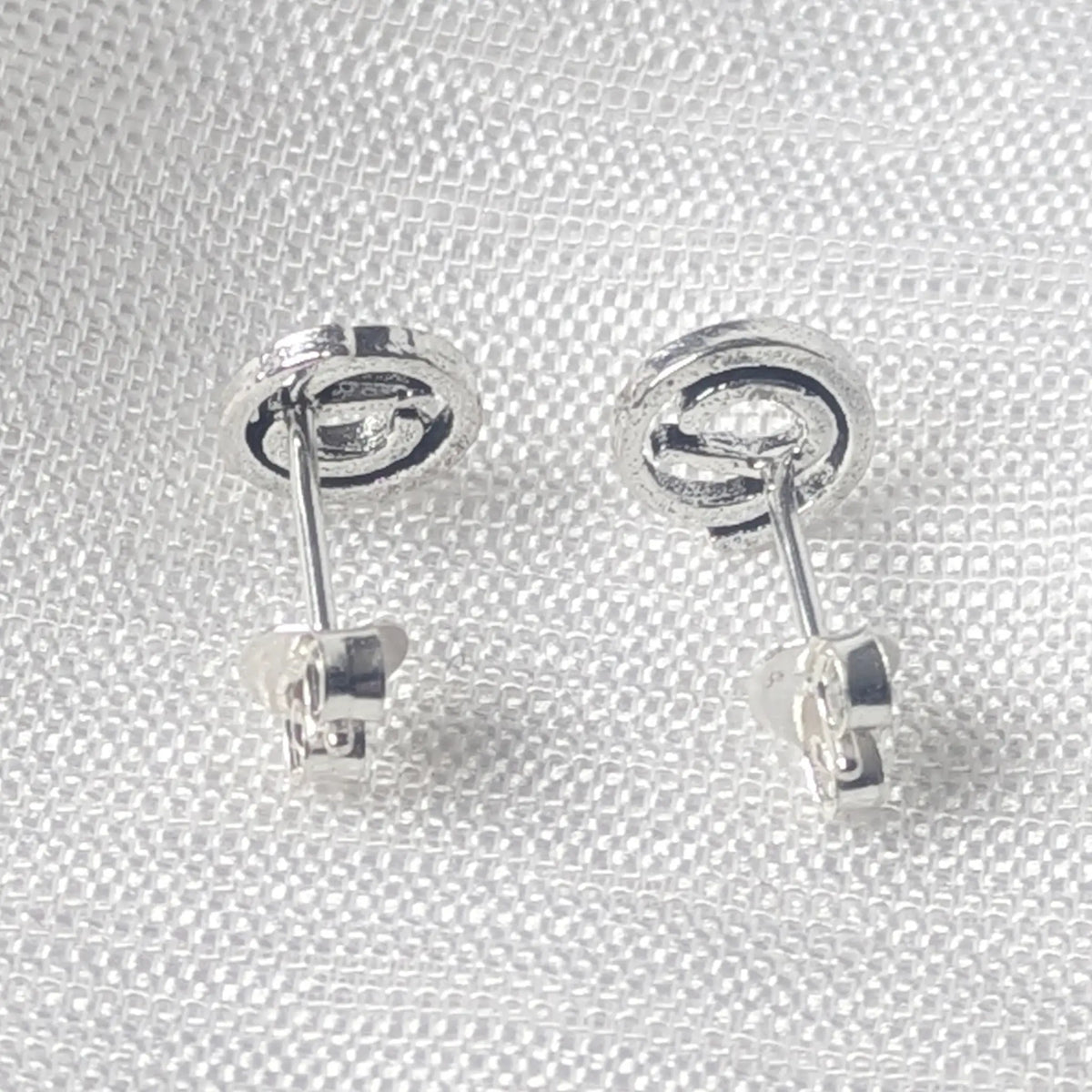 Rückseite und sicherer Verschluss der At-Zeichen Silber-Ohrstecker.