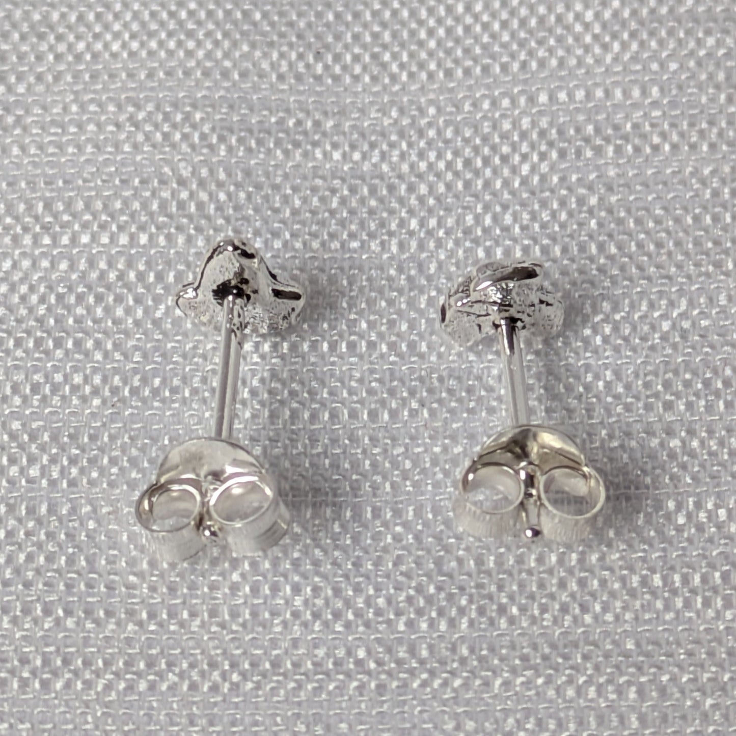 Ansicht der Rückseite der Stones Motiv-Ohrstecker mit sichtbarem 925 Silber-Stempel und Verschlüssen.