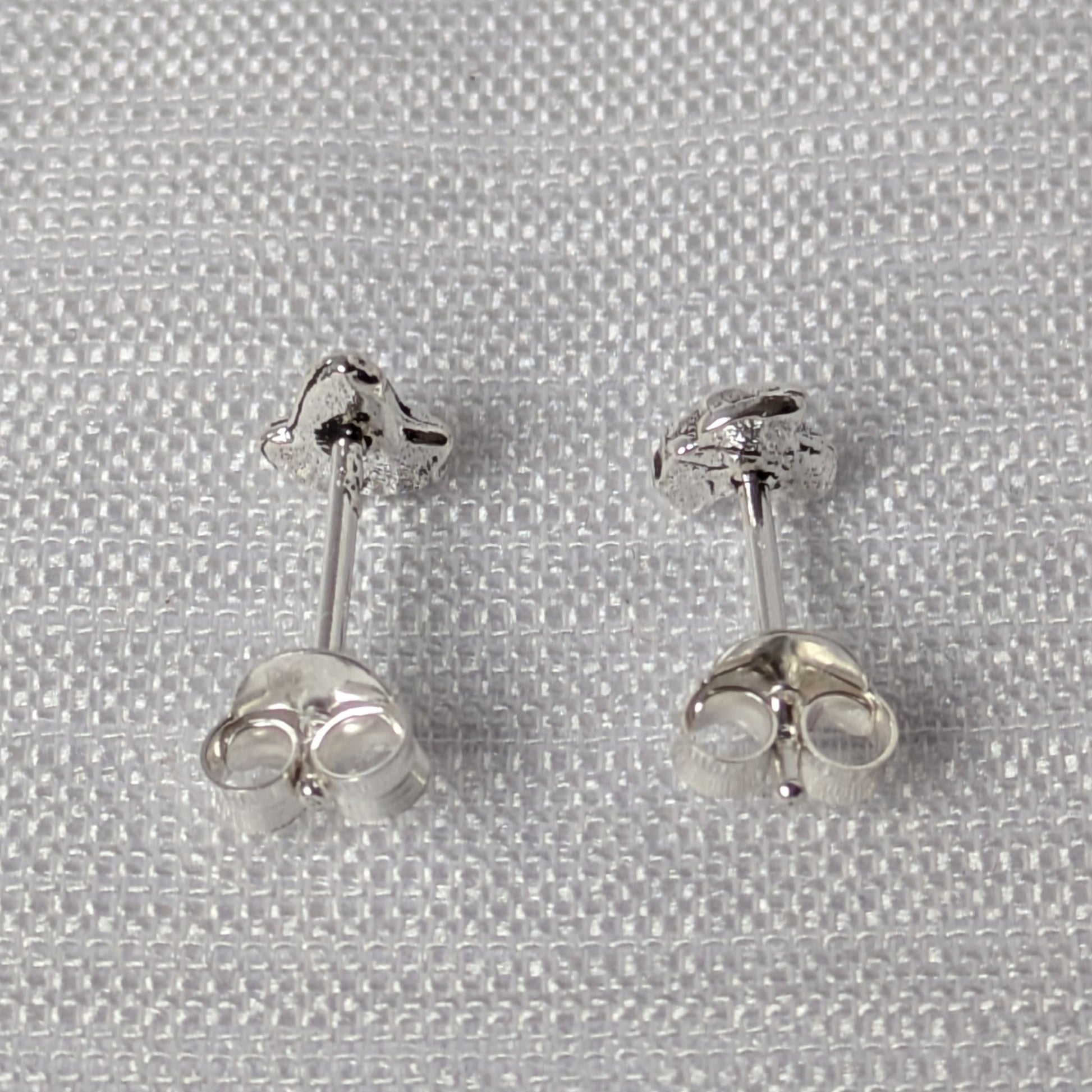 Ansicht der Rückseite der Stones Motiv-Ohrstecker mit sichtbarem 925 Silber-Stempel und Verschlüssen.
