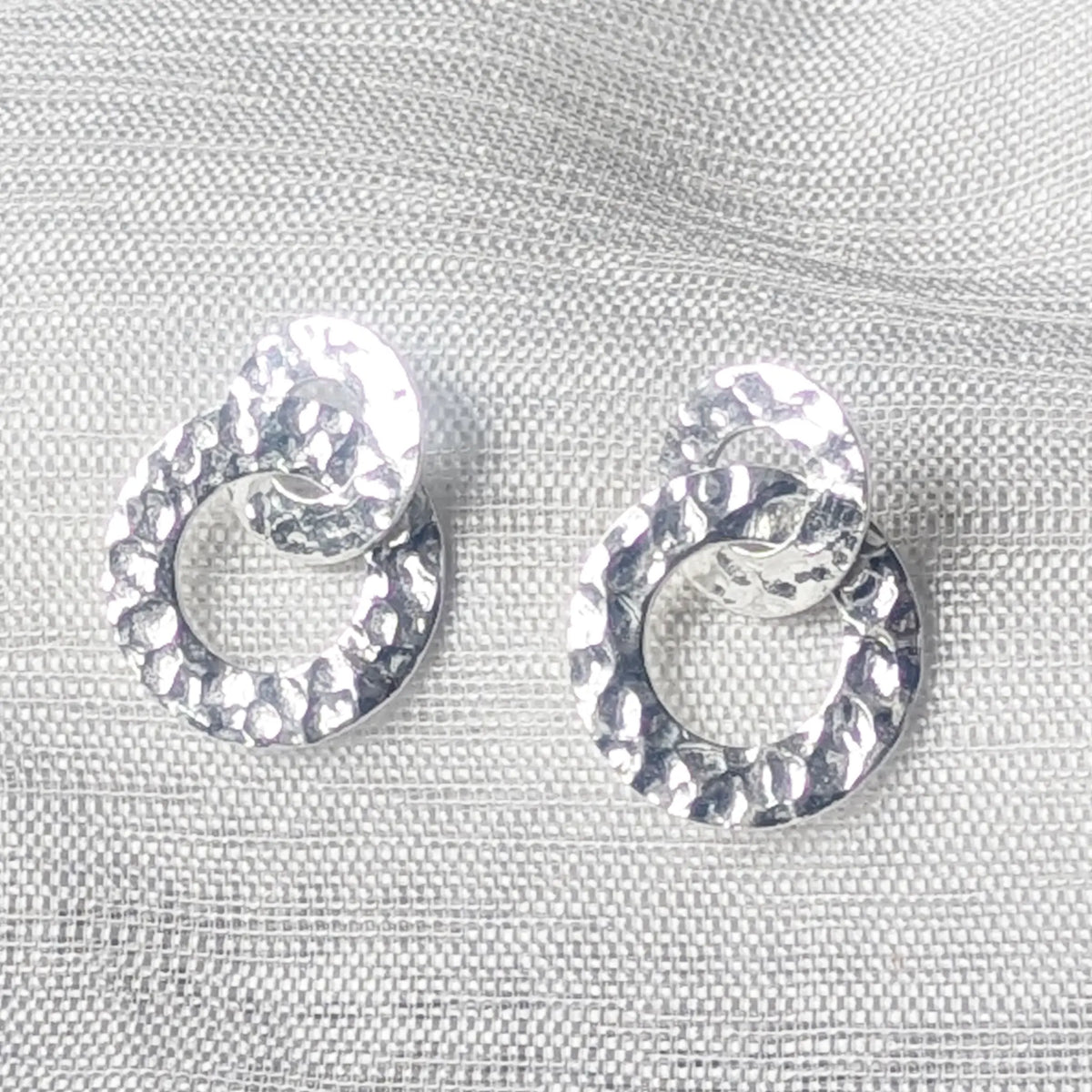 Detailaufnahme gehämmerte 925 Silber Ohrstecker mit zwei Ringen.