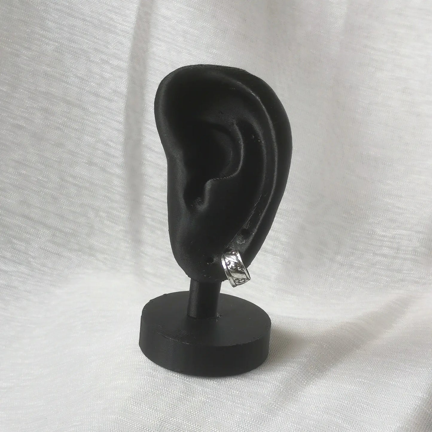 Breite Elefanten-Stil Ear Cuff aus Silber präsentiert am schwarzen Ohr-Display.