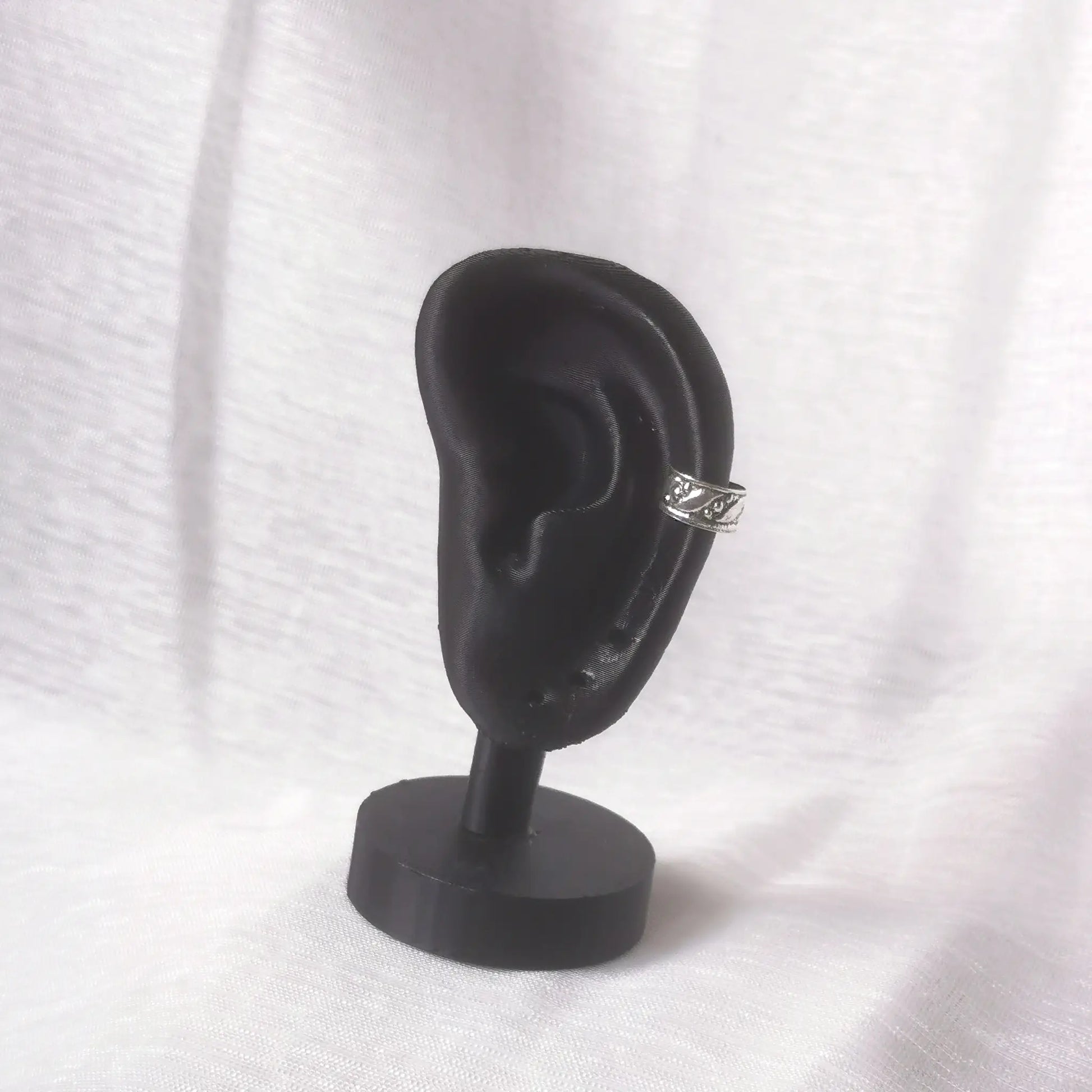 Breite Elefanten-Stil Ear Cuff aus Silber präsentiert an der oberen Ohrmuschel am schwarzen Ohr-Display.