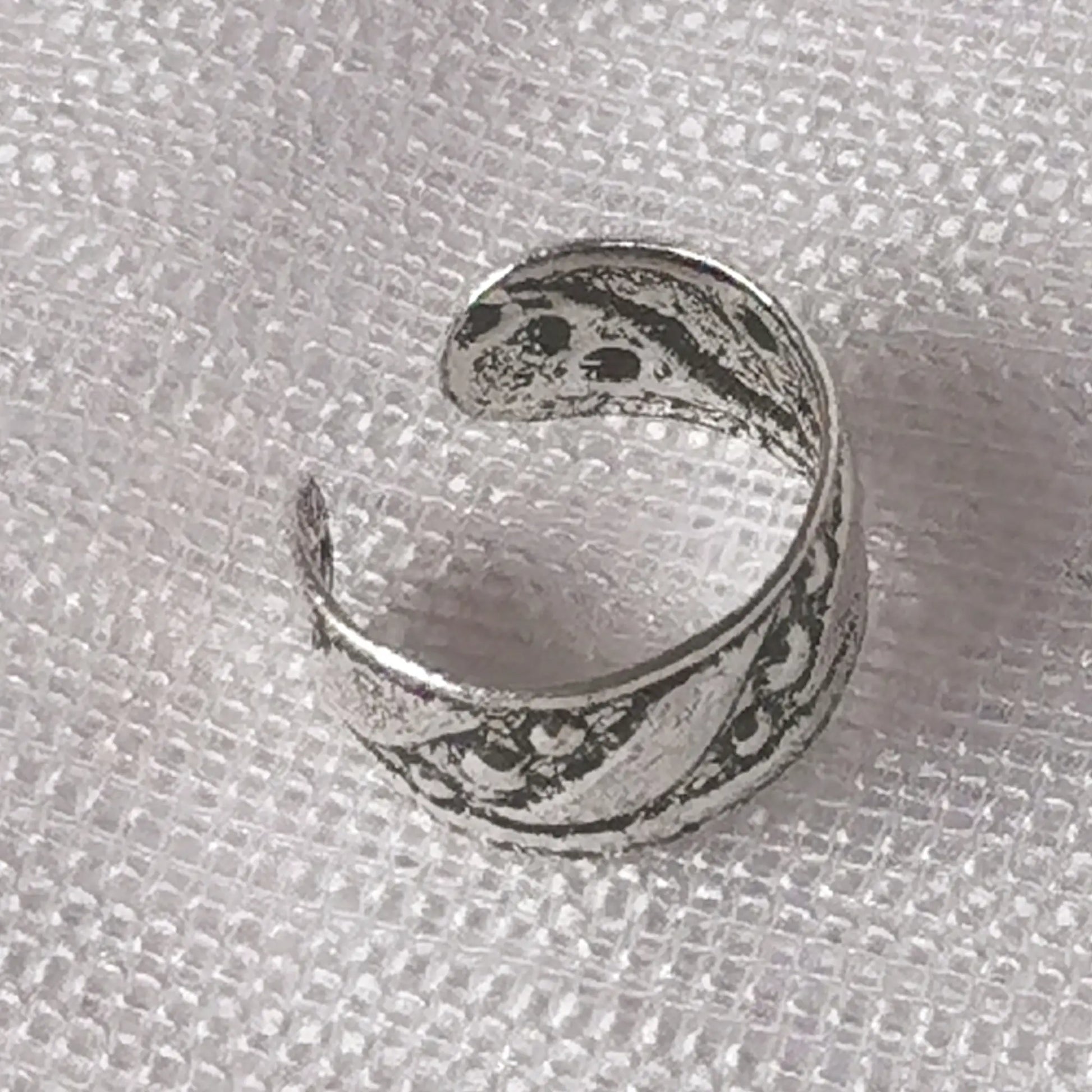 Rückseite und Öffnung der flexiblen Silber Ear Cuff zum Klemmen.