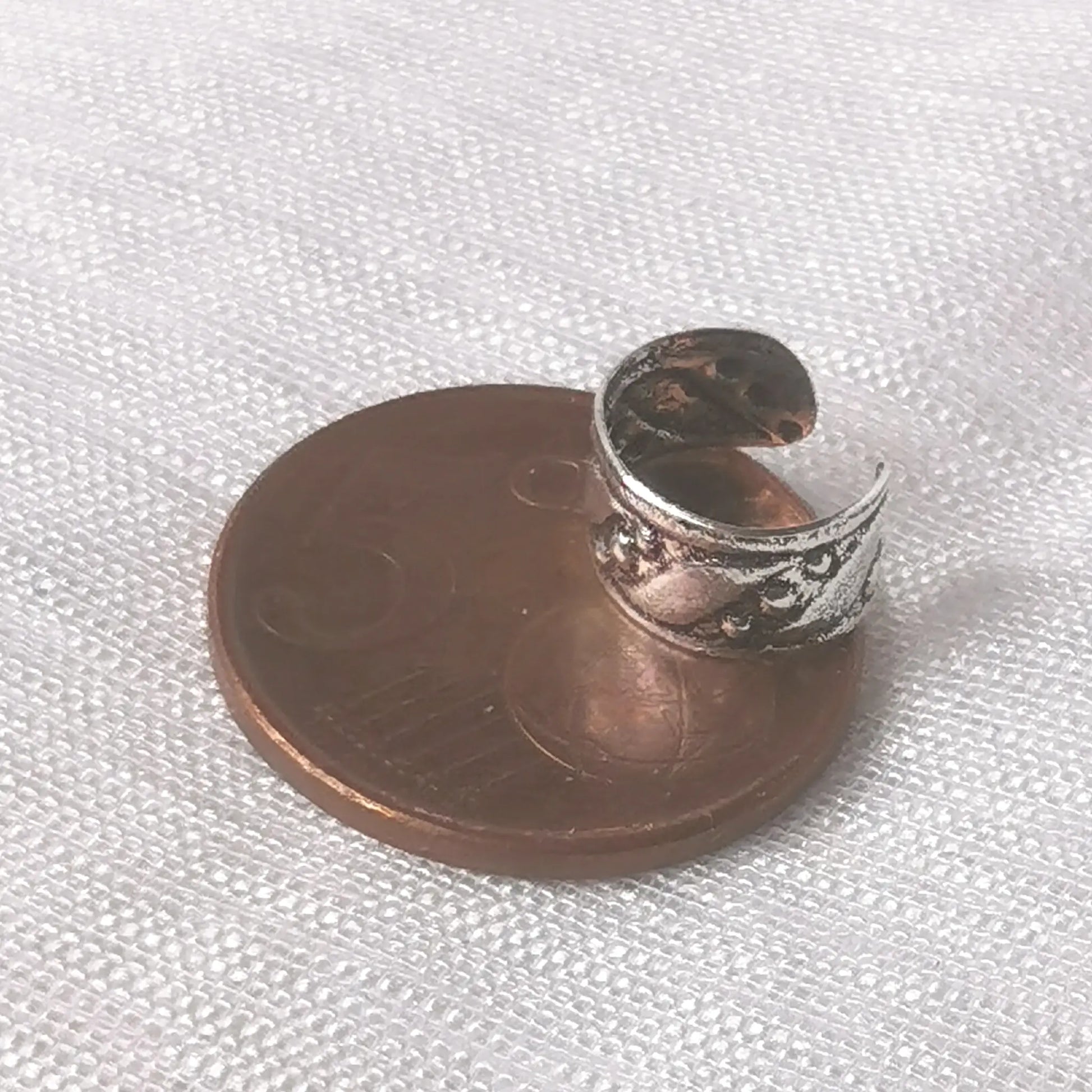Größenvergleich einer breiten 925 Silber Ear Cuff auf einer 5-Cent-Münze
