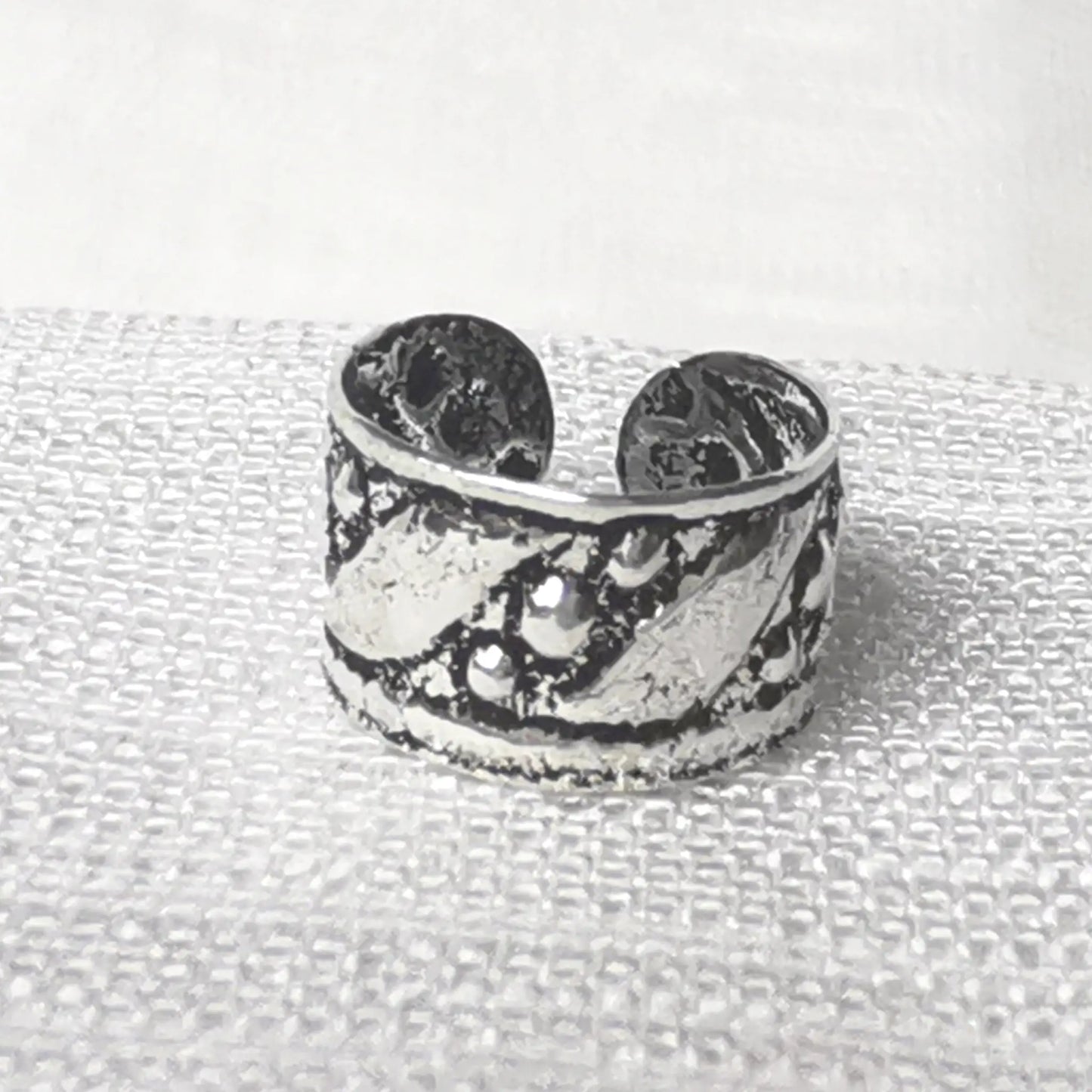 Nahaufnahme der breiten 925 Silber Ear Cuff mit filigranem Vintage-Muster.