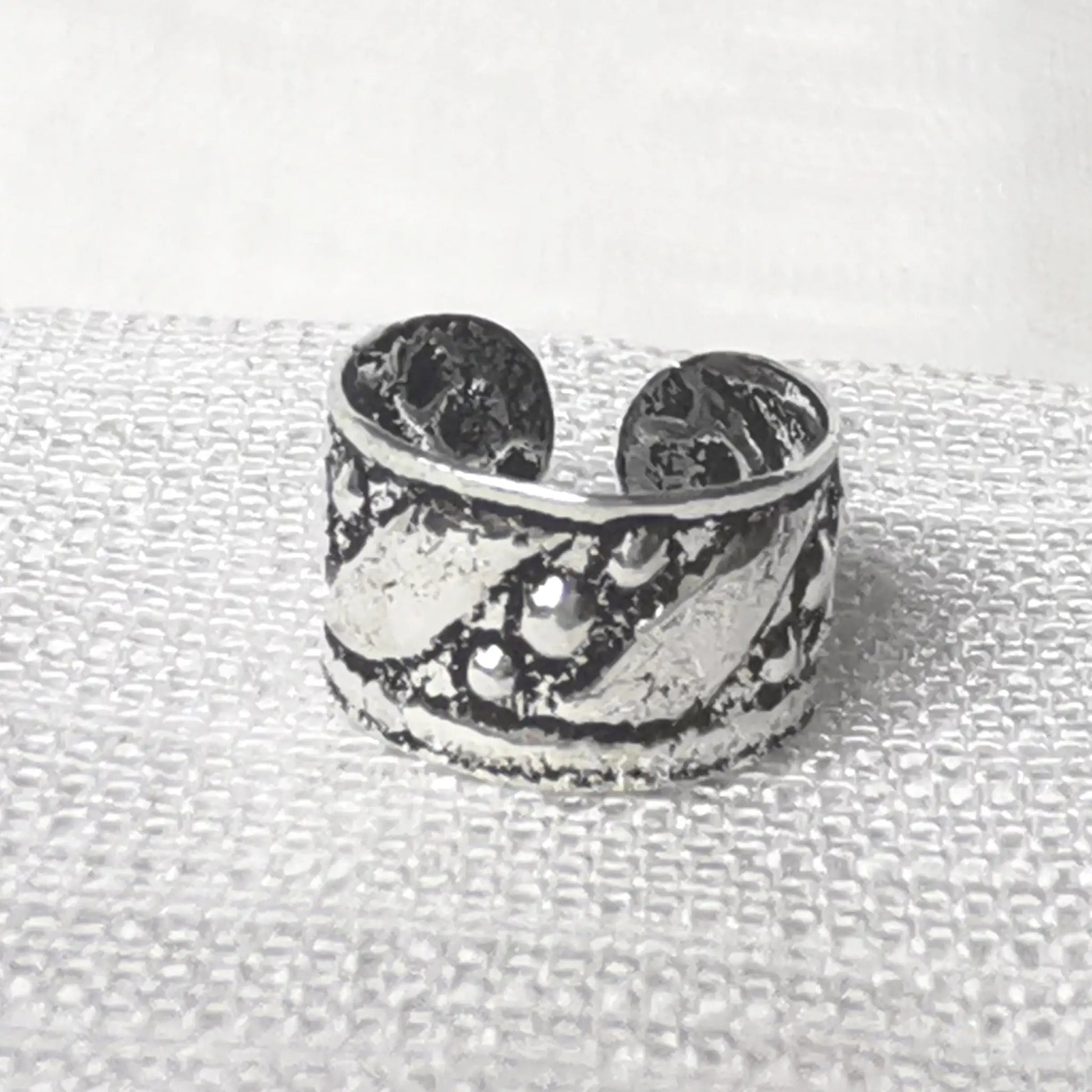 Nahaufnahme der breiten 925 Silber Ear Cuff mit filigranem Vintage-Muster.