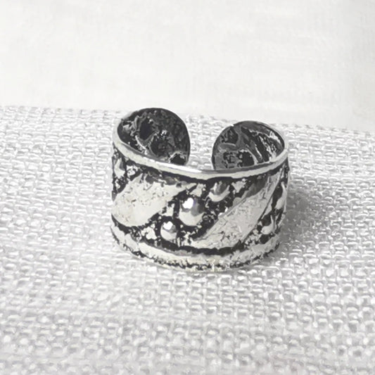 Nahaufnahme der breiten 925 Silber Ear Cuff mit filigranem Vintage-Muster.