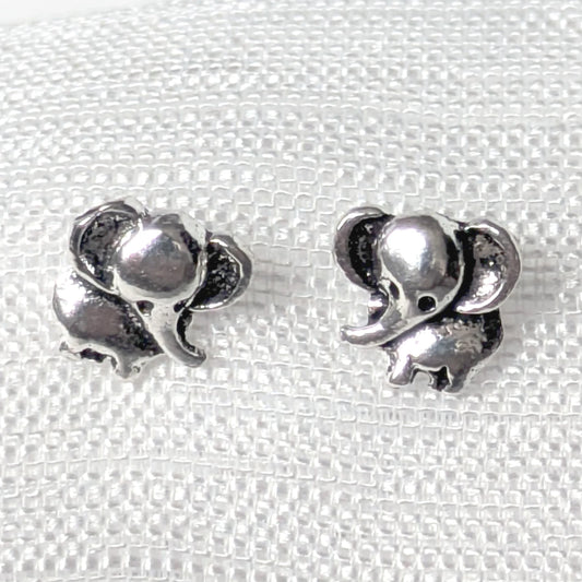 Detailaufnahme der Elefanten Ohrstecker aus 925 Sterling Silber mit feinen Konturen