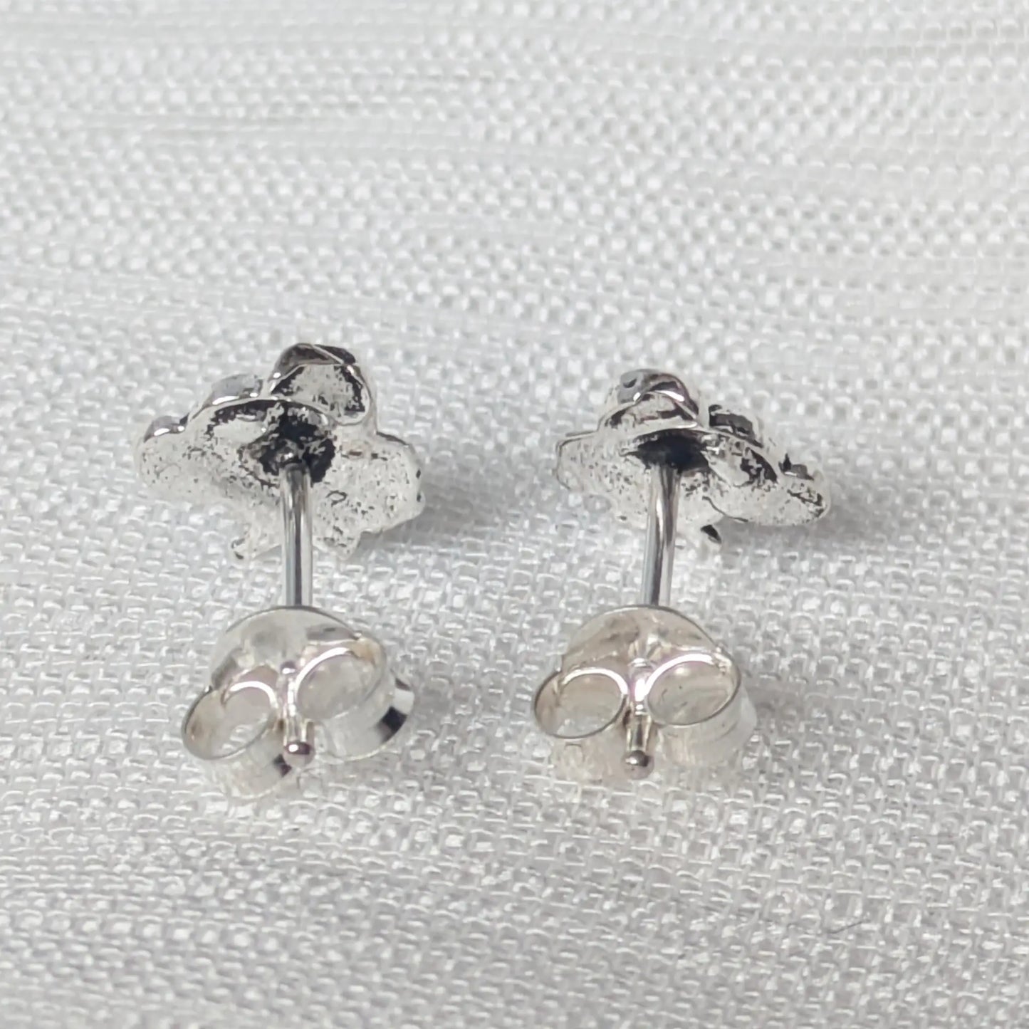 Rückseite der 925 Silber Elefanten-Ohrstecker mit Stift und Verschluss.