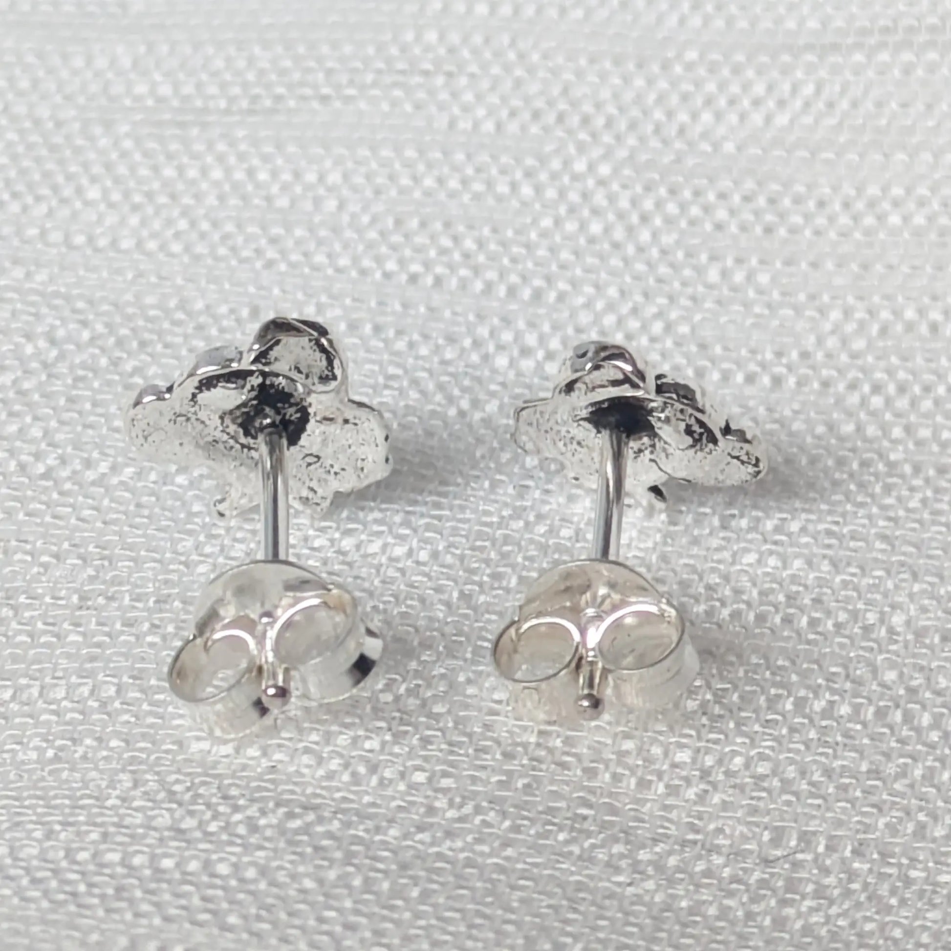 Rückseite der 925 Silber Elefanten-Ohrstecker mit Stift und Verschluss.