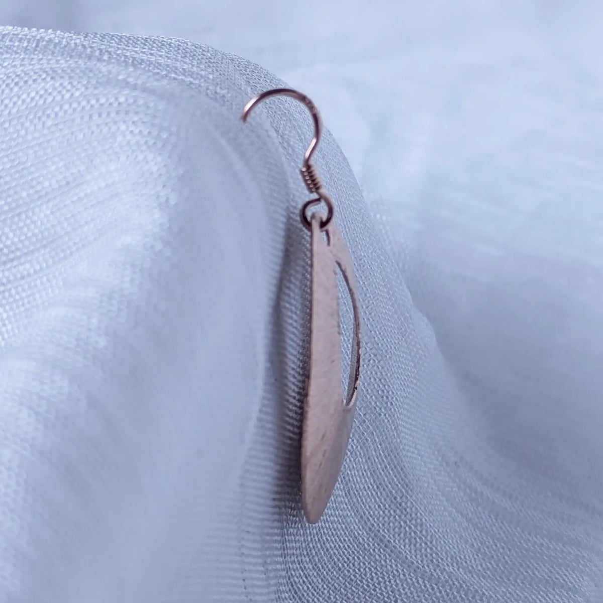 Seitenansicht der flachen, rose vergoldeten 925 Silber Ohrhänger in Tropfenform am Haken.