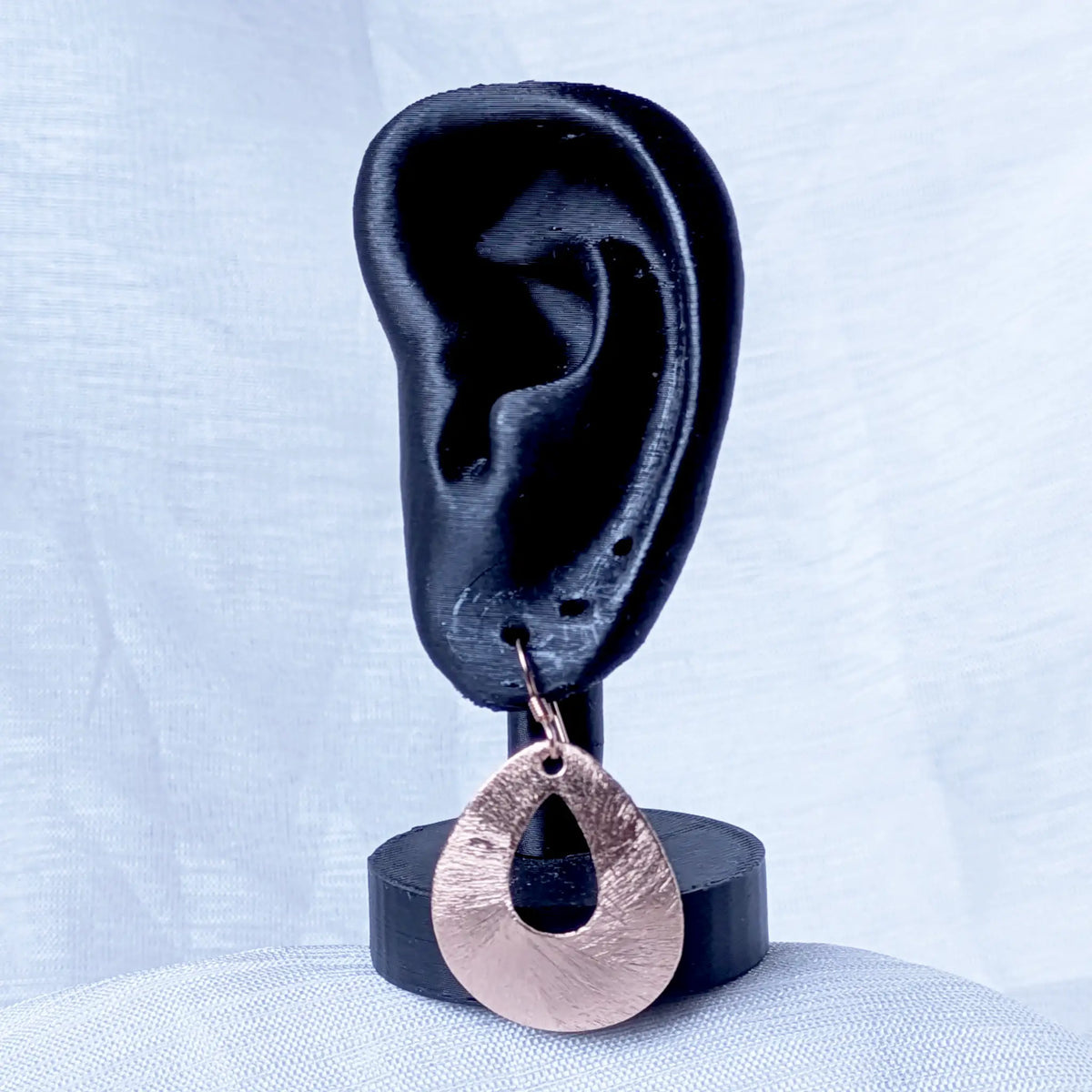 Rose Vergoldete Tropfen-Ohrhänger aus 925 Silber elegant präsentiert an einem schwarzen Ohr-Display.