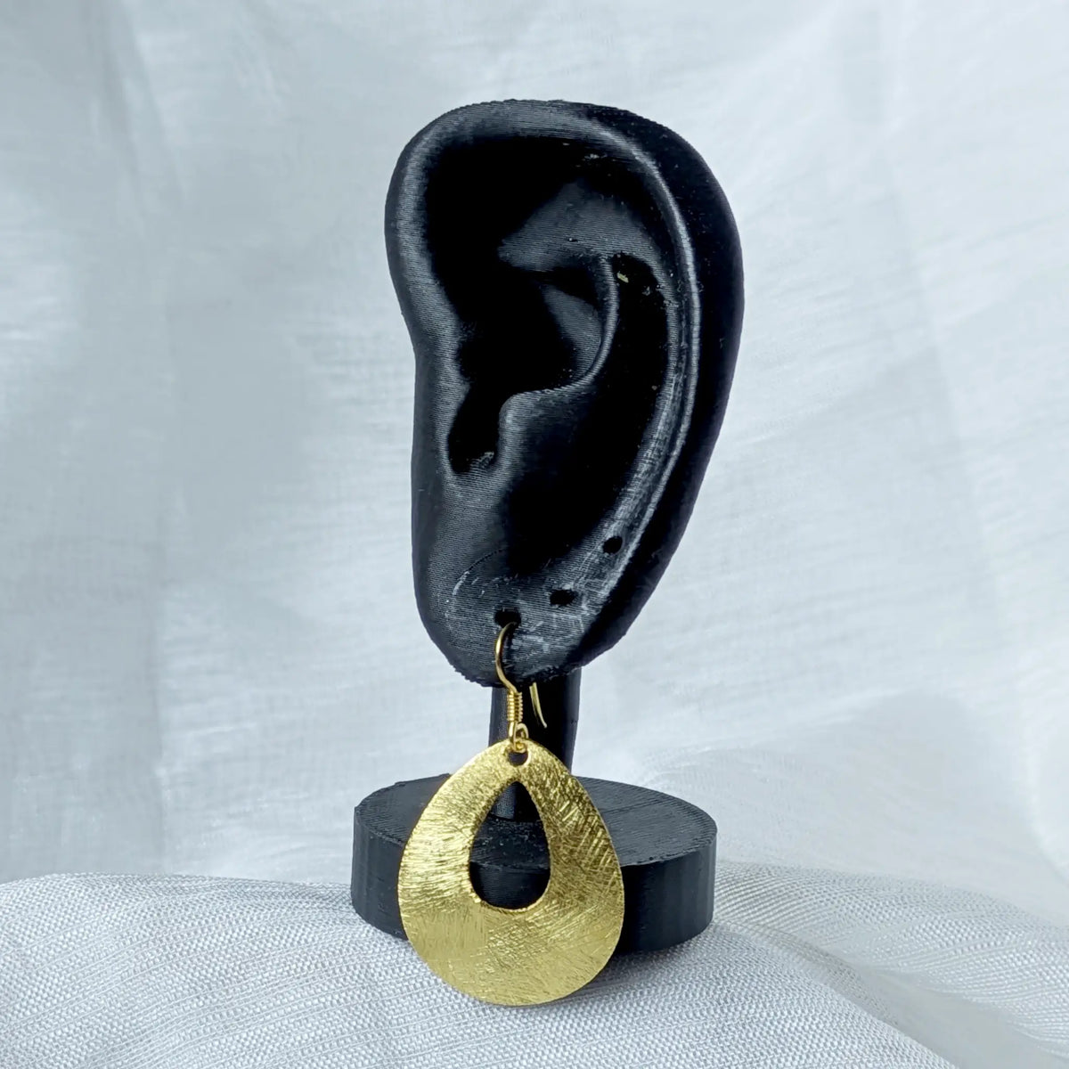 Vergoldete Tropfen-Ohrhänger aus 925 Silber elegant präsentiert an einem schwarzen Ohr-Display.