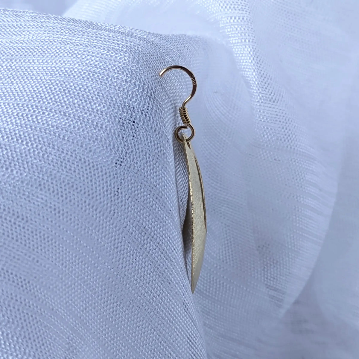 Seitenansicht der flachen, vergoldeten 925 Silber Ohrhänger in Tropfenform am Haken.