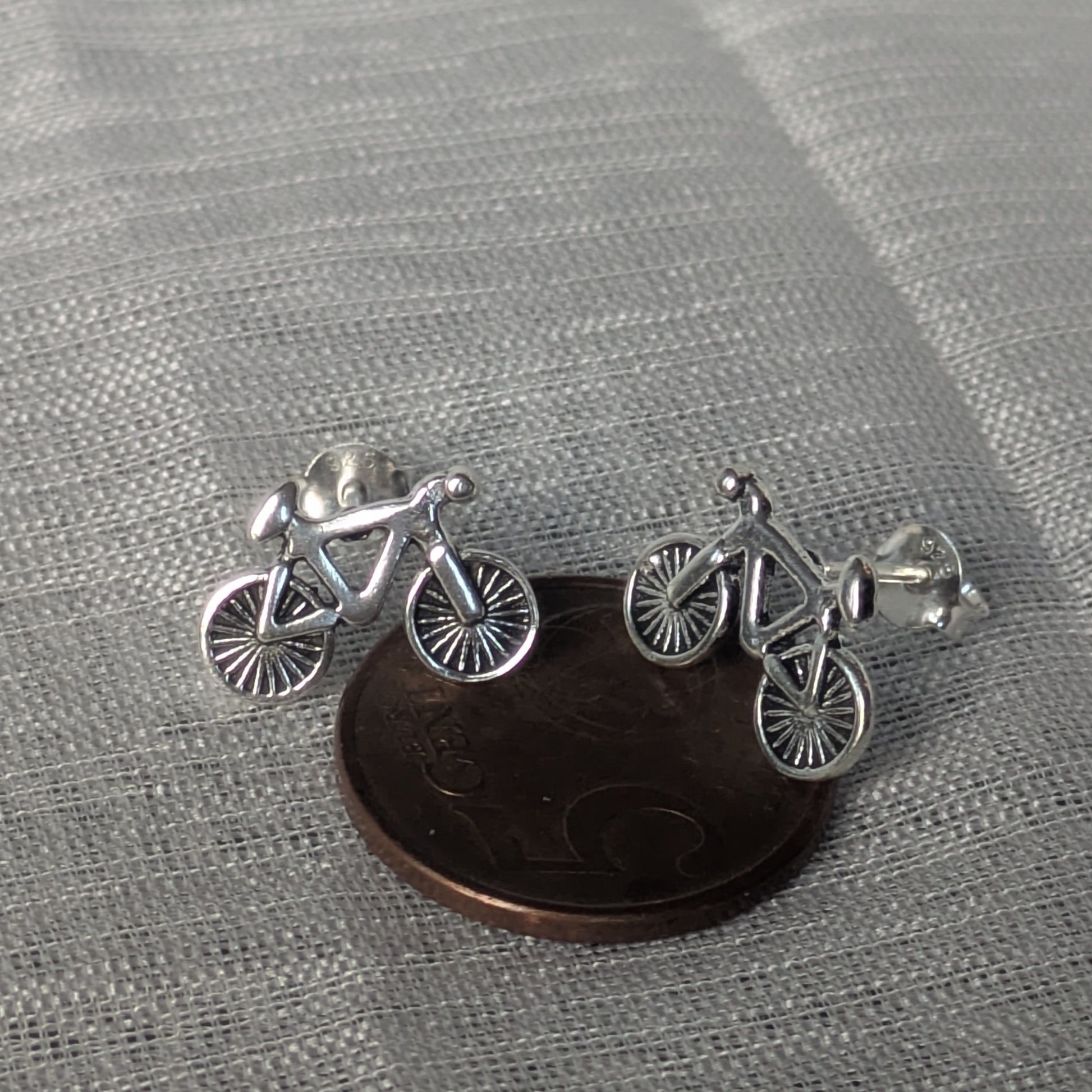 Mini Fahrrad Ohrstecker aus 925 Silber – Größenvergleich auf 5-Cent Münze