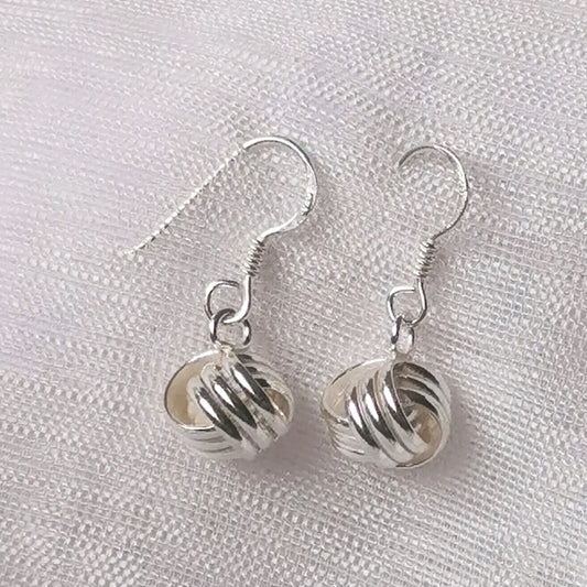 Detailaufnahme der 925 Silber Ohrhänger mit glänzendem Knoten-Motiv