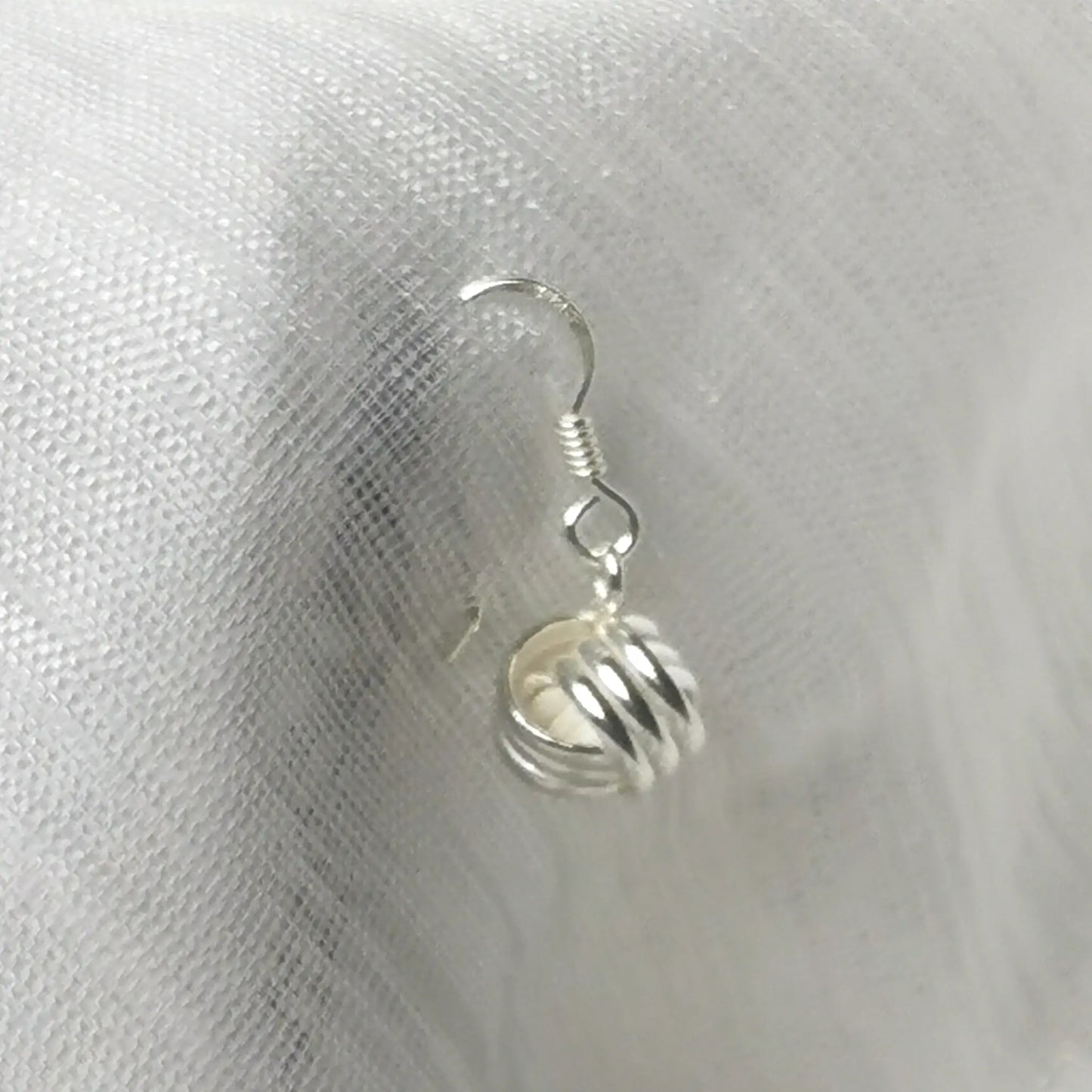 Seitenansicht der hängenden Knoten-Ohrringe aus echtem Silber.