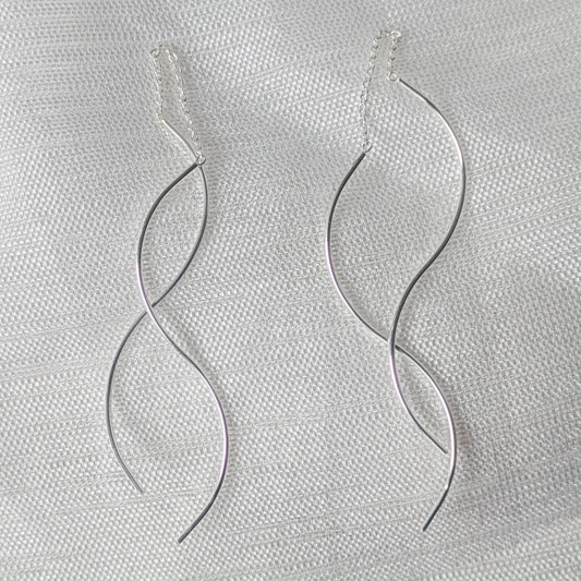 Nahaufnahme der langen Durchzieher Ohrringe aus 925 Silber mit feiner Kette und doppelt geschwungenem Wellen-Design