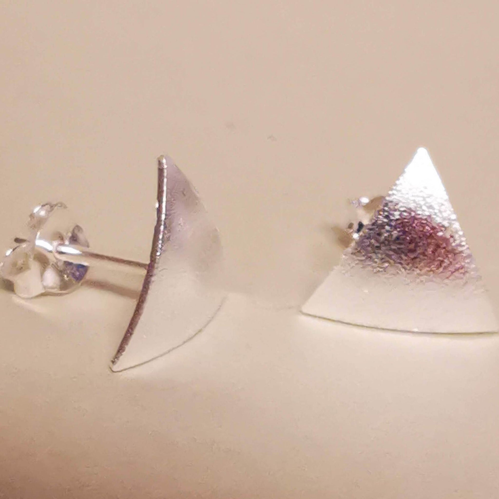 Silberne Ohrstecker in geometrischer Dreiecksform – gebürstetes Finish, eleganter Damenschmuck