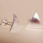 Lade das Bild in den Galerie-Viewer, Silberne Ohrstecker in geometrischer Dreiecksform – gebürstetes Finish, eleganter Damenschmuck
