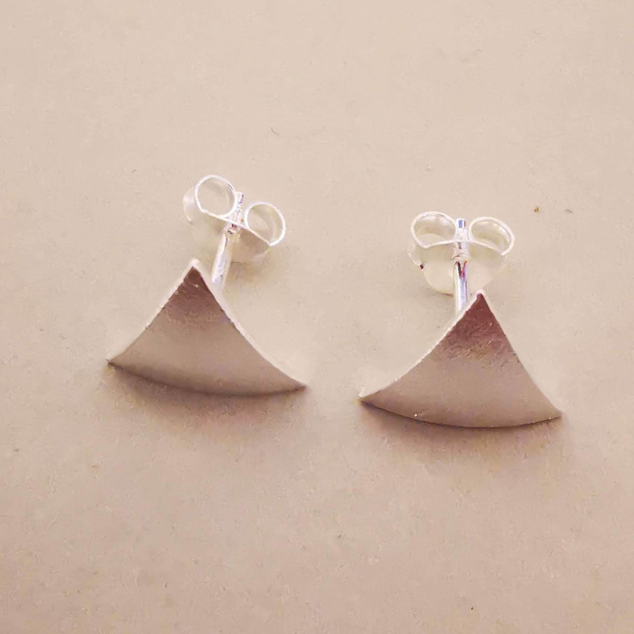 925er Silber Ohrstecker mit gebürsteter, matter Oberfläche – modernes Design in Dreiecksform