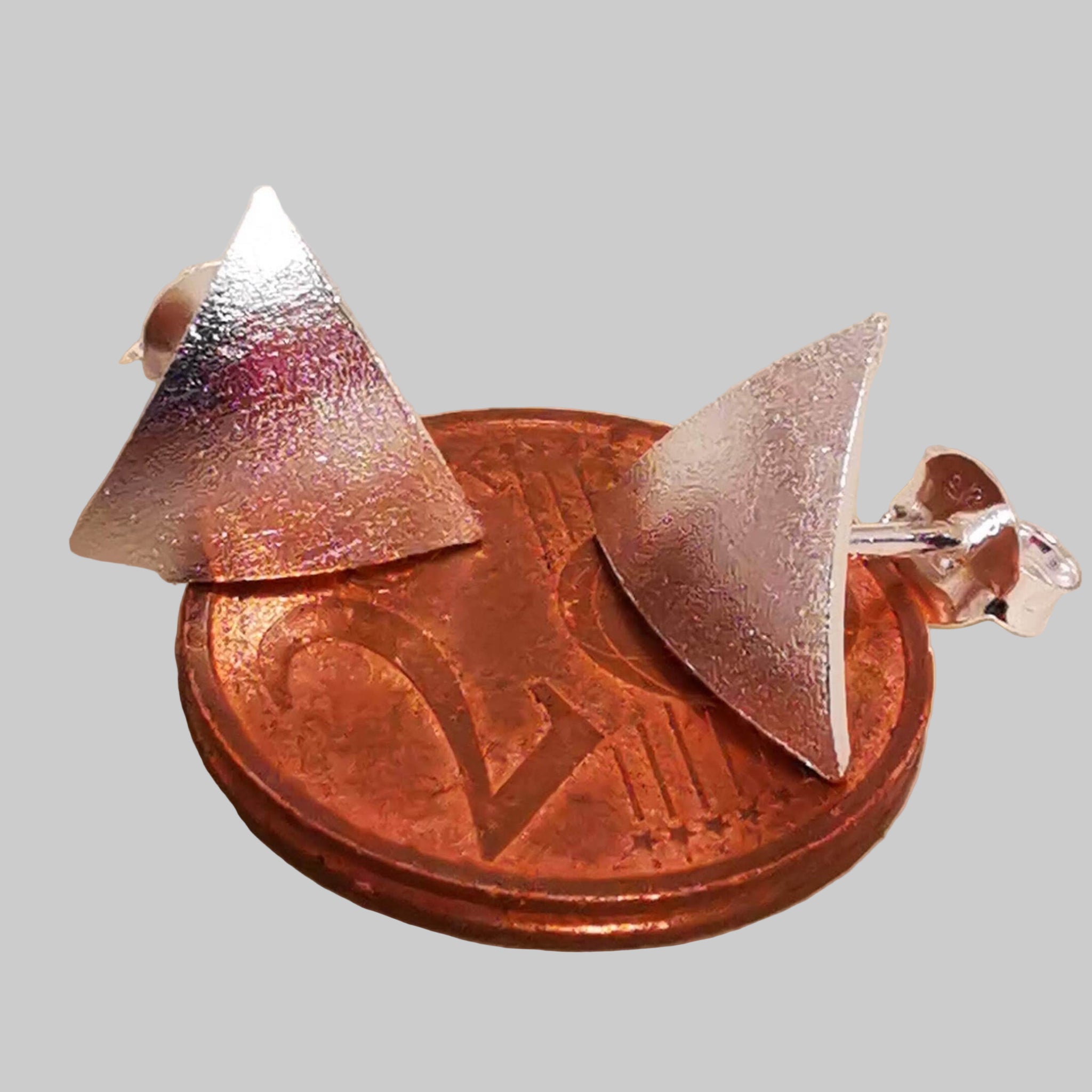 Damen Ohrstecker aus 925 Silber – dreieckig, gebürstet, mit Butterfly-Verschluss für sicheren Halt