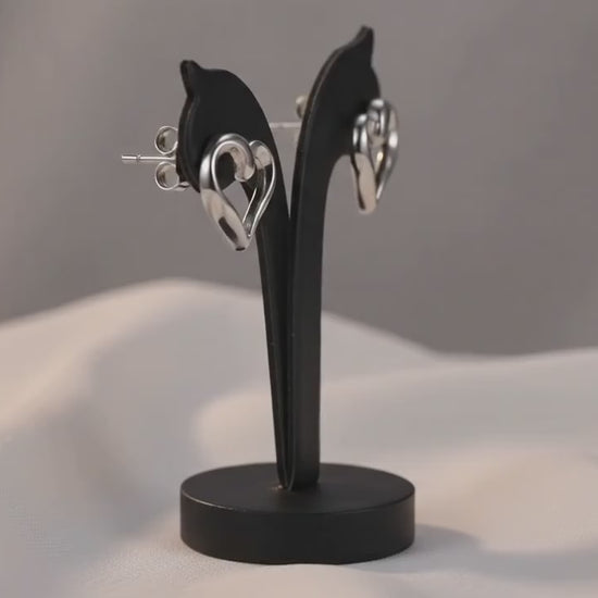 Video der geschwungenen Herz Ohrstecker aus hochglanzpoliertem 925 Sterling Silber