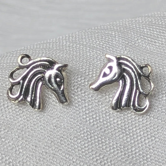 Nahaufnahme von Pferde-Ohrsteckern aus 925 Sterling Silber mit detaillierter Mähne.