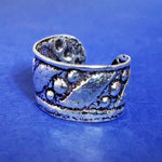 Lade das Bild in den Galerie-Viewer, Ohrklemme aus Silber Ear Cuff mit rustikal-antikem Design
