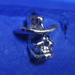Lade das Bild in den Galerie-Viewer, Ohrstecker Totenkopf mit Cowboyhut 925 Silber – Ohrringe
