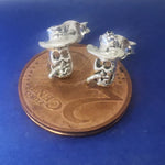 Lade das Bild in den Galerie-Viewer, Ohrstecker Totenkopf mit Hut und Zigarette 925 Silber – Ohrringe
