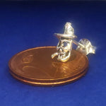 Lade das Bild in den Galerie-Viewer, Ohrstecker Totenkopf mit Hut und Zigarette 925 Silber – Ohrringe
