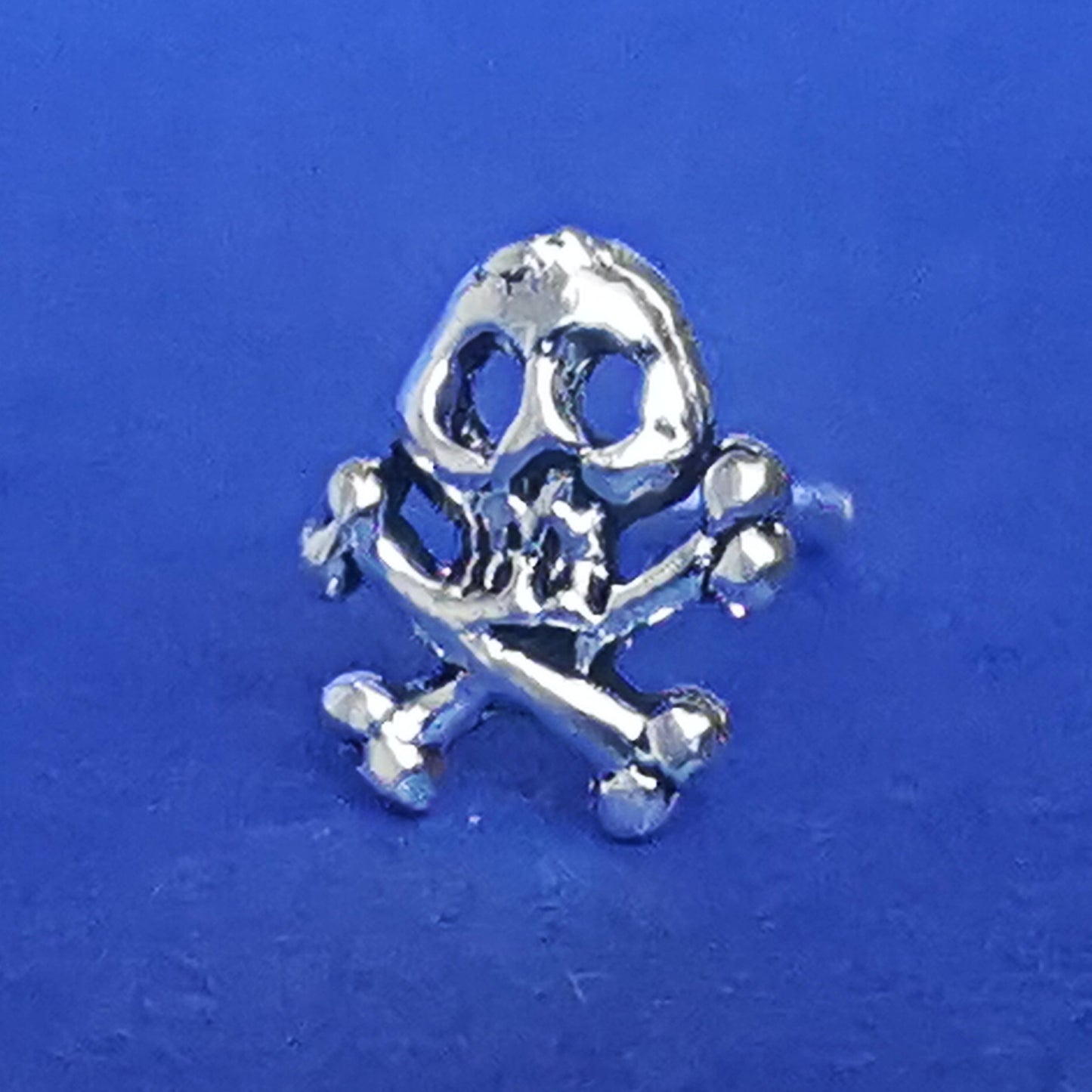 Ohrstecker aus Silber Totenkopf mit Knochen – Ohrringe