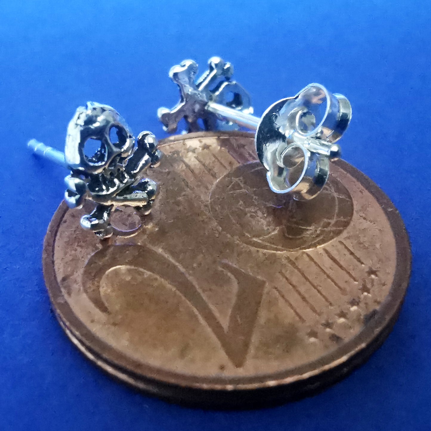 Ohrstecker aus Silber Totenkopf mit Knochen – Ohrringe